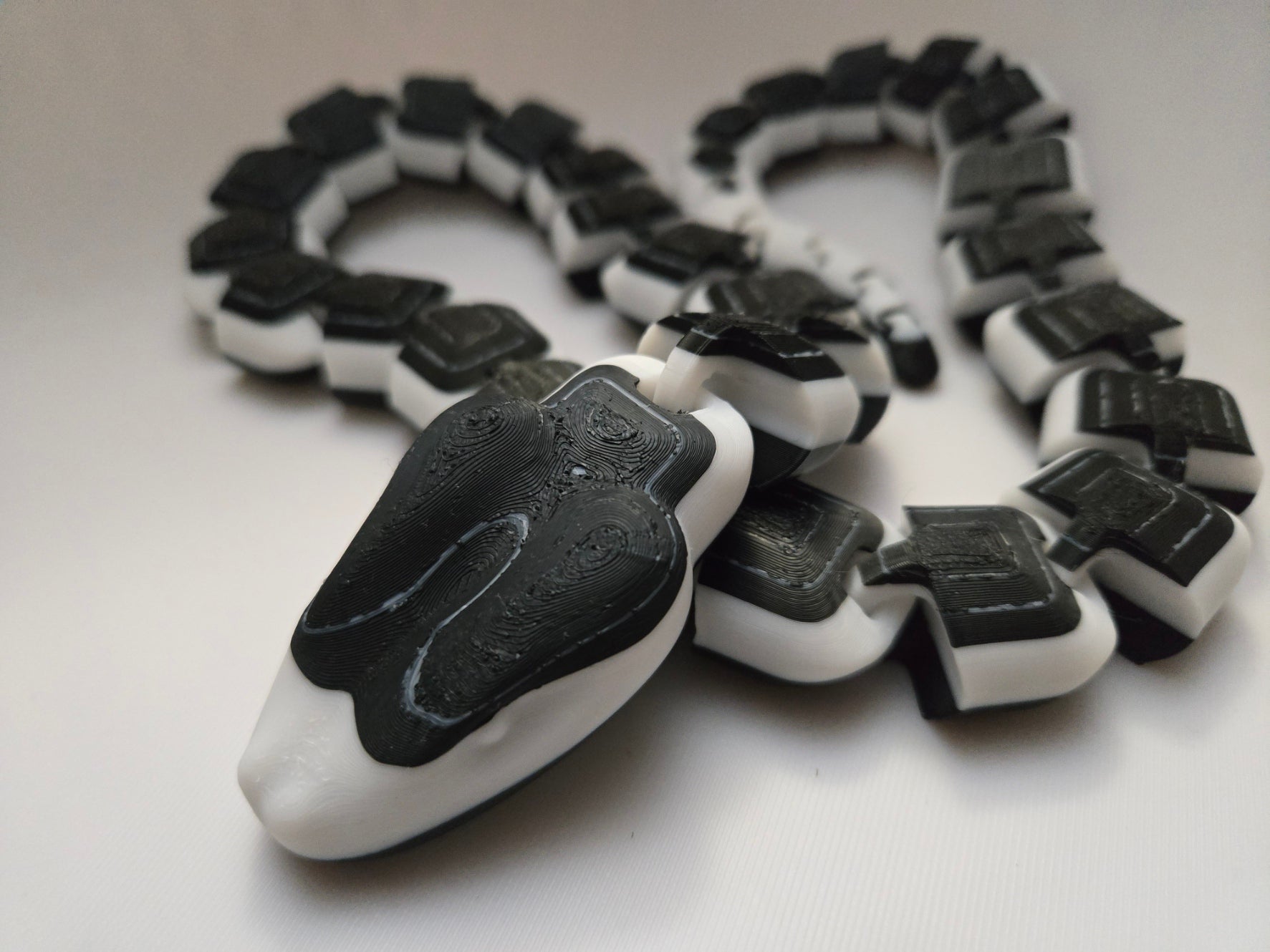 Articulated Snake (two-tone) – XL 73cm Fully Flexible 3D-Printed Fidget Toy