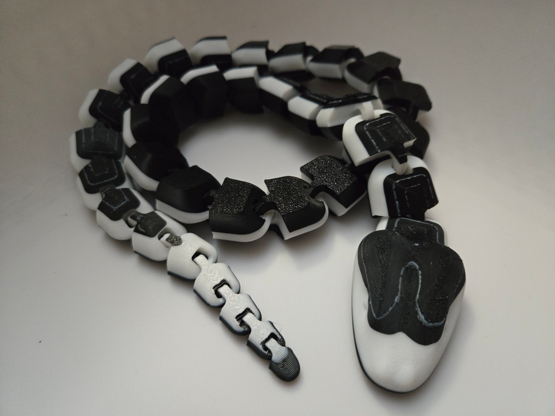 Articulated Snake (two-tone) – XL 73cm Fully Flexible 3D-Printed Fidget Toy