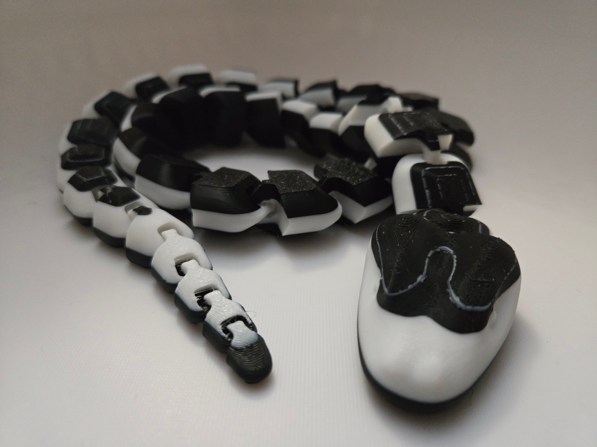 Articulated Snake (two-tone) – XL 73cm Fully Flexible 3D-Printed Fidget Toy