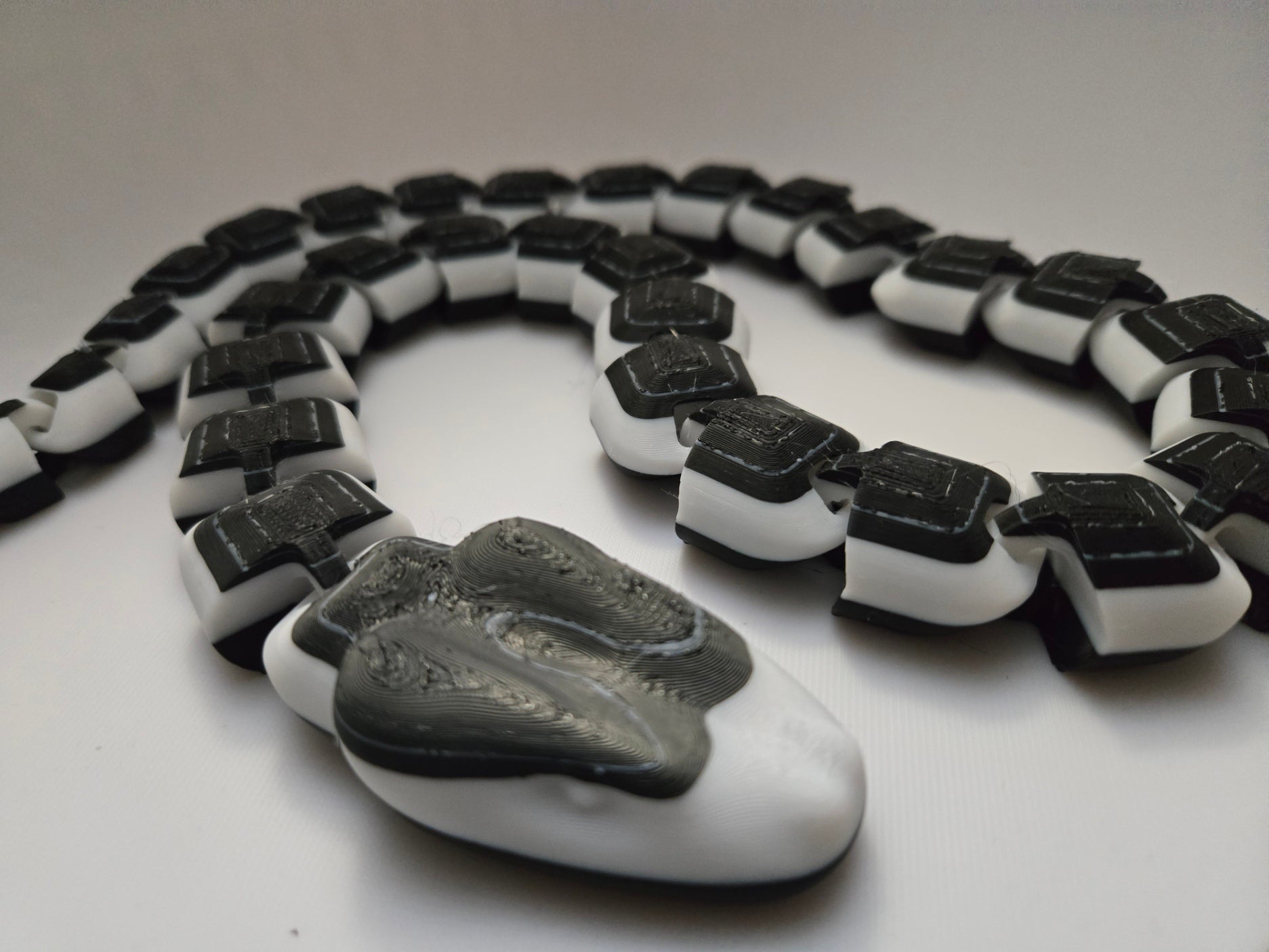 Articulated Snake (two-tone) – XL 73cm Fully Flexible 3D-Printed Fidget Toy